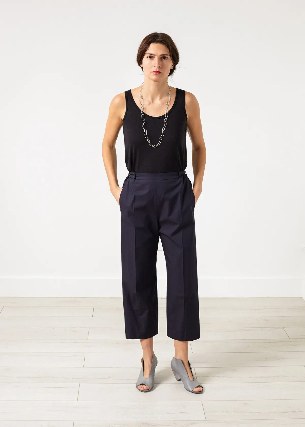 Wide Cropped Trouser In Navy 1