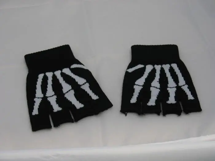 Black Fingerless Gloves With Skeleton Motif 1