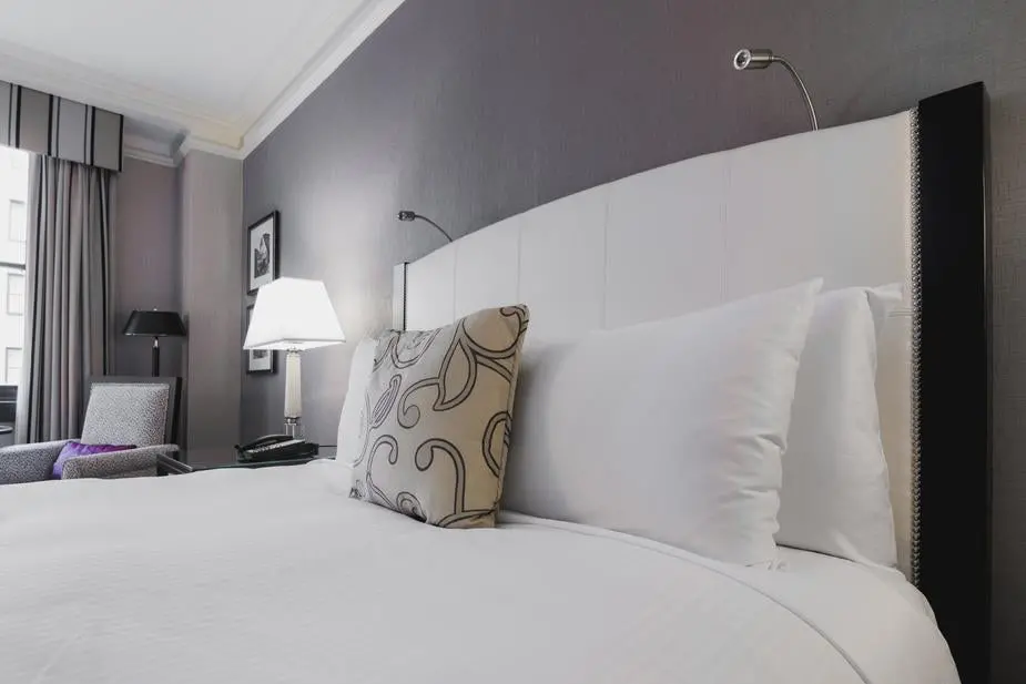 White Bed Clothes 1